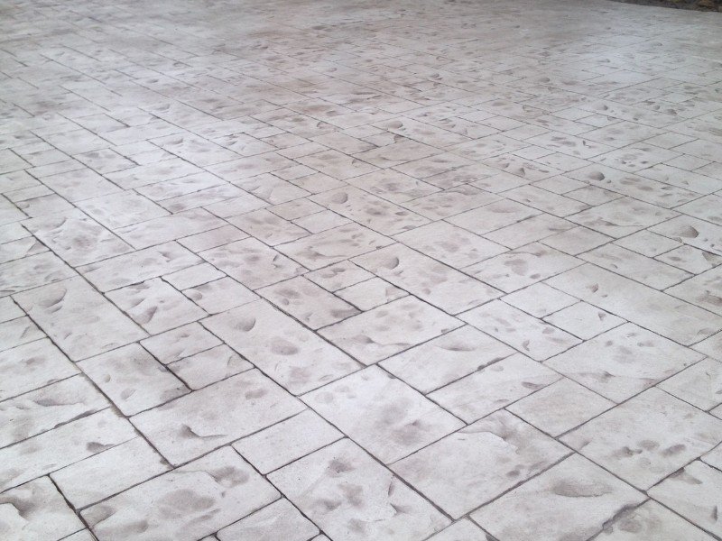 Thi công vật liệu sealer khi đã bảo dưỡng bê tông áp khuôn đầy đủ và bề mặt khô hoàn toàn