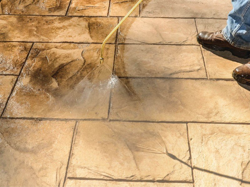 Vật liệu sealer thi công bê tông áp khuôn là gì? Vai trò và cách sử dụng hiệu quả
